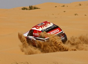 Silk Way Rally: lider zakopał się w wydmach