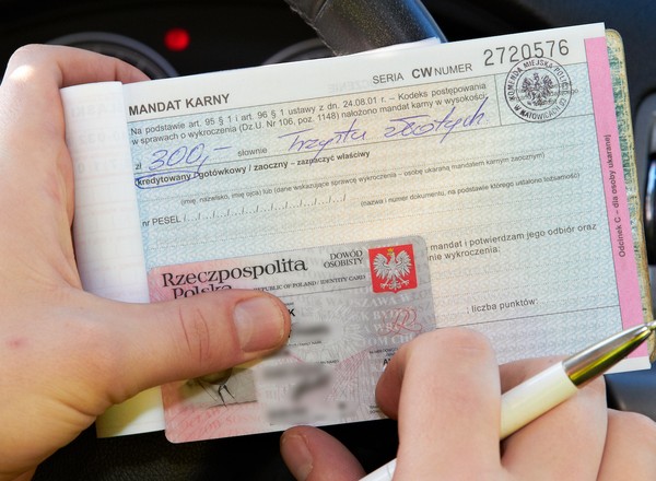 Policja wystawia mniej mandatów. Efekt mrożący przestaje działać, bo wartość grzywien już nie maleje