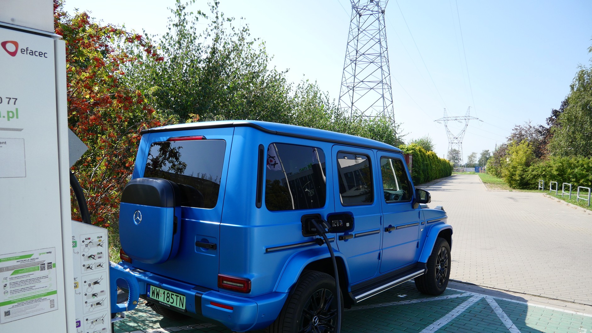 Mercedes G580 EQ to wyjątkowo prądożerny samochód. Ładowanie go na przypadkowych stacjach może kosztować majątek, w tym przypadku dobry abonament u operatora ma znaczenie.