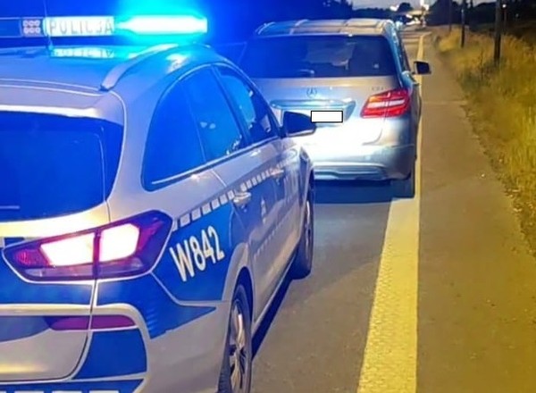 Policjanci zatrzymali go za stan techniczny mercedesa. Wyszło o wiele więcej