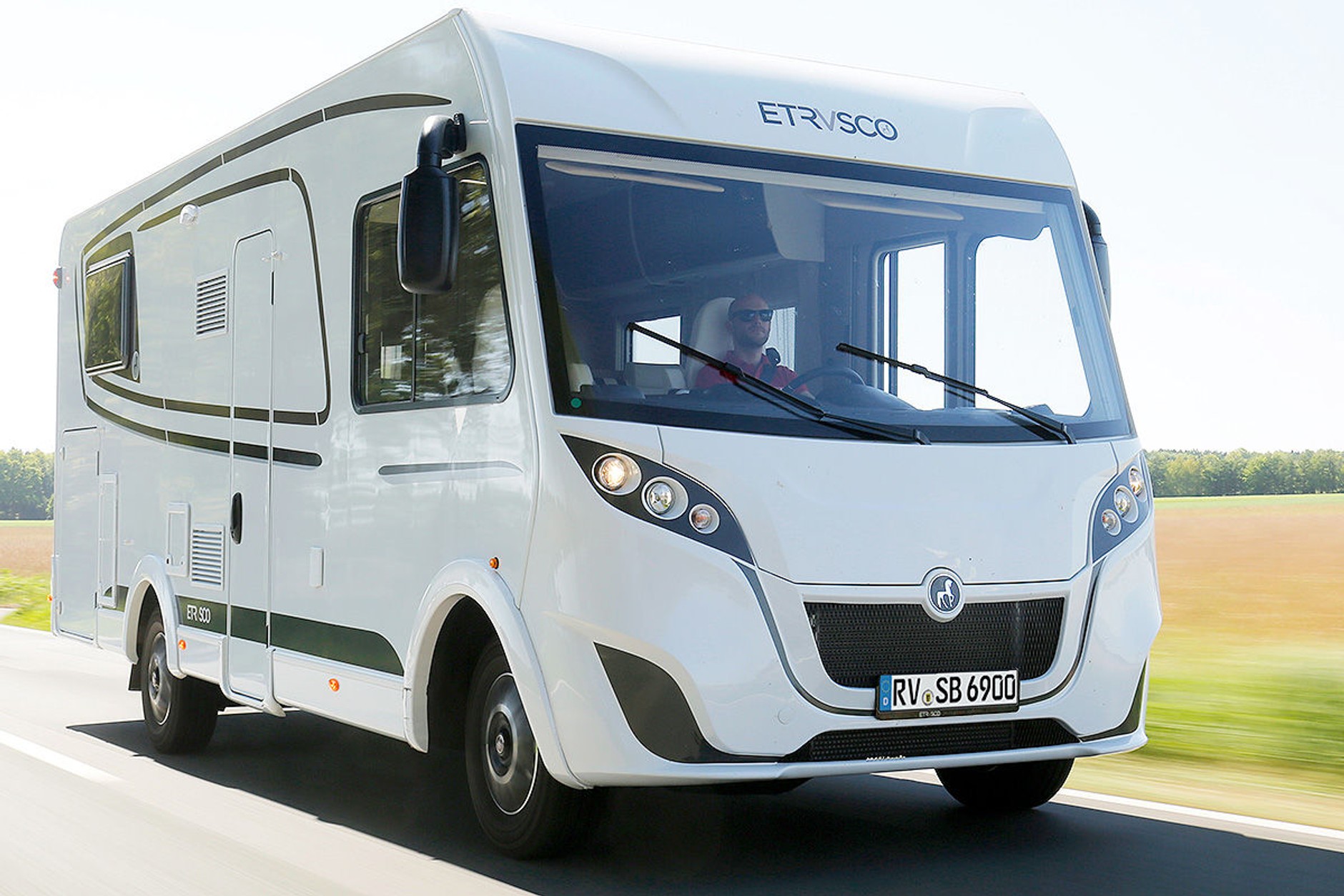 Porównanie czterech rodzajów kamperów (Etrusco I 6900 S)