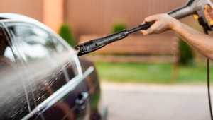 Czy można myć auto na własnym podwórku? W takiej sytuacji trzeba liczyć się z mandatem