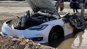 Tesla doszczętnie spłonęła po... trzech tygodniach stania na placu. Wcześniej się nie paliła