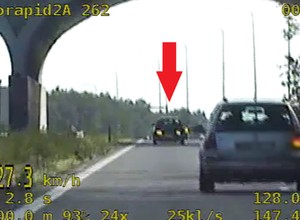 Jechał pod prąd na drodze S5. Prawie staranował radiowóz [Nagranie]