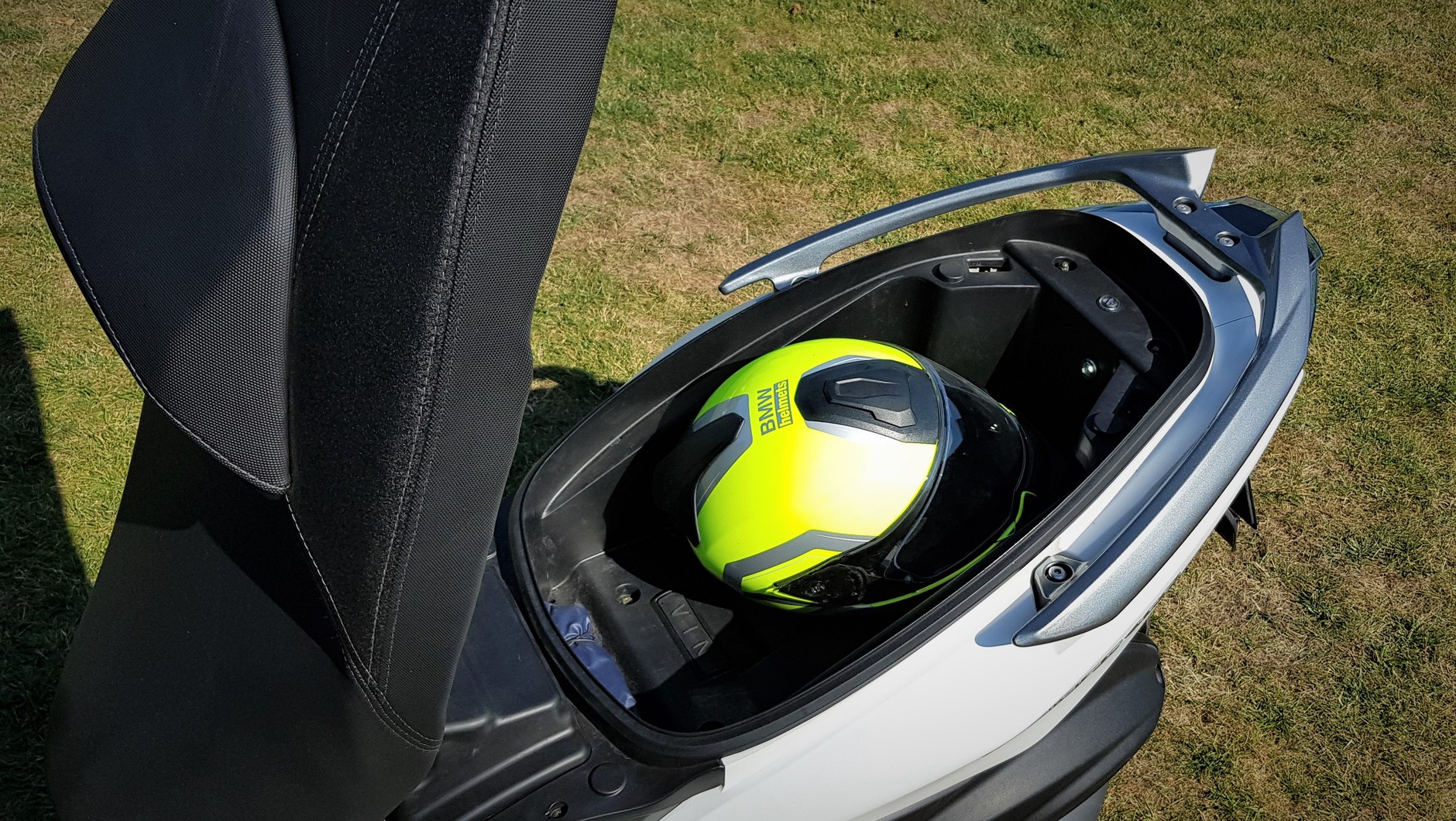 Kymco Xciting 400i - miejsce tylko na jeden kask w schowku pod kanapą