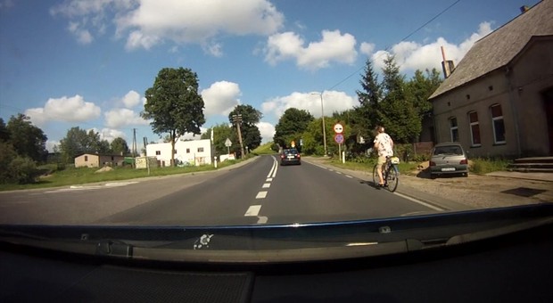 Kto wyprzedza rowerzystę, ten może się naciąć na wielką kumulację mandatów. Za co 300, a za co 5 tys. zł kary?