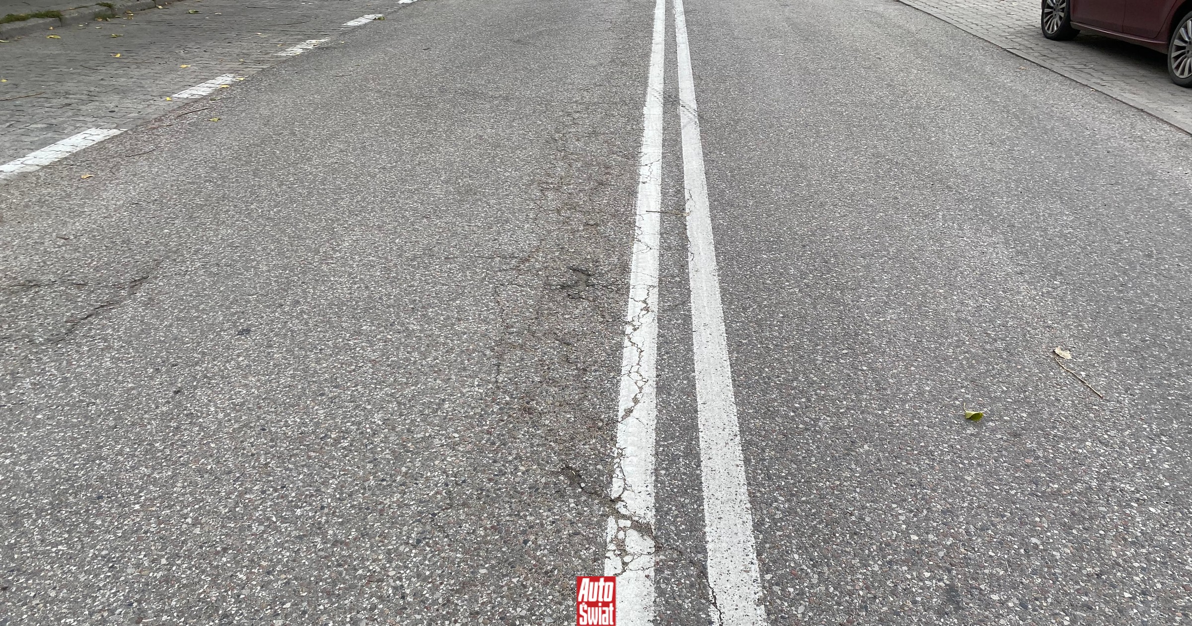 Wyprzedzanie "na podwójnej ciągłej" nie zawsze jest zabronione. Wyjaśniamy