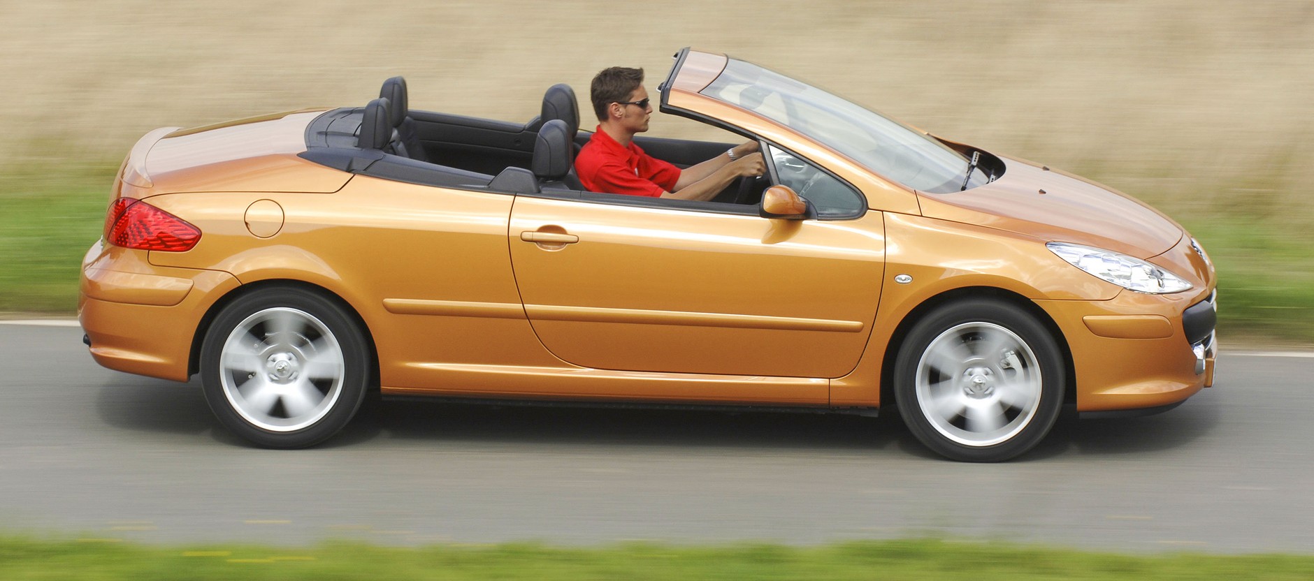 Peugeot 307 CC w 2005 r. przeszedł modyfikacje – na fot. nowsze auto.