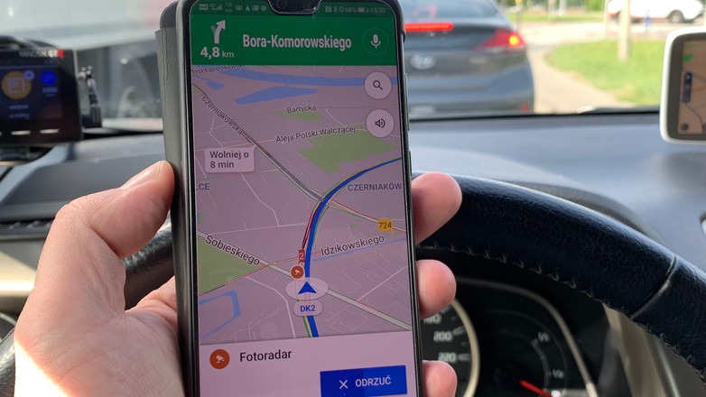 Google Maps z ostrzeganiem przed fotoradarami
