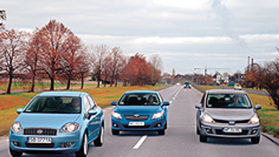Fiat Linea, Toyota Corolla, Nissan Tiida - Nowi wśród sedanów