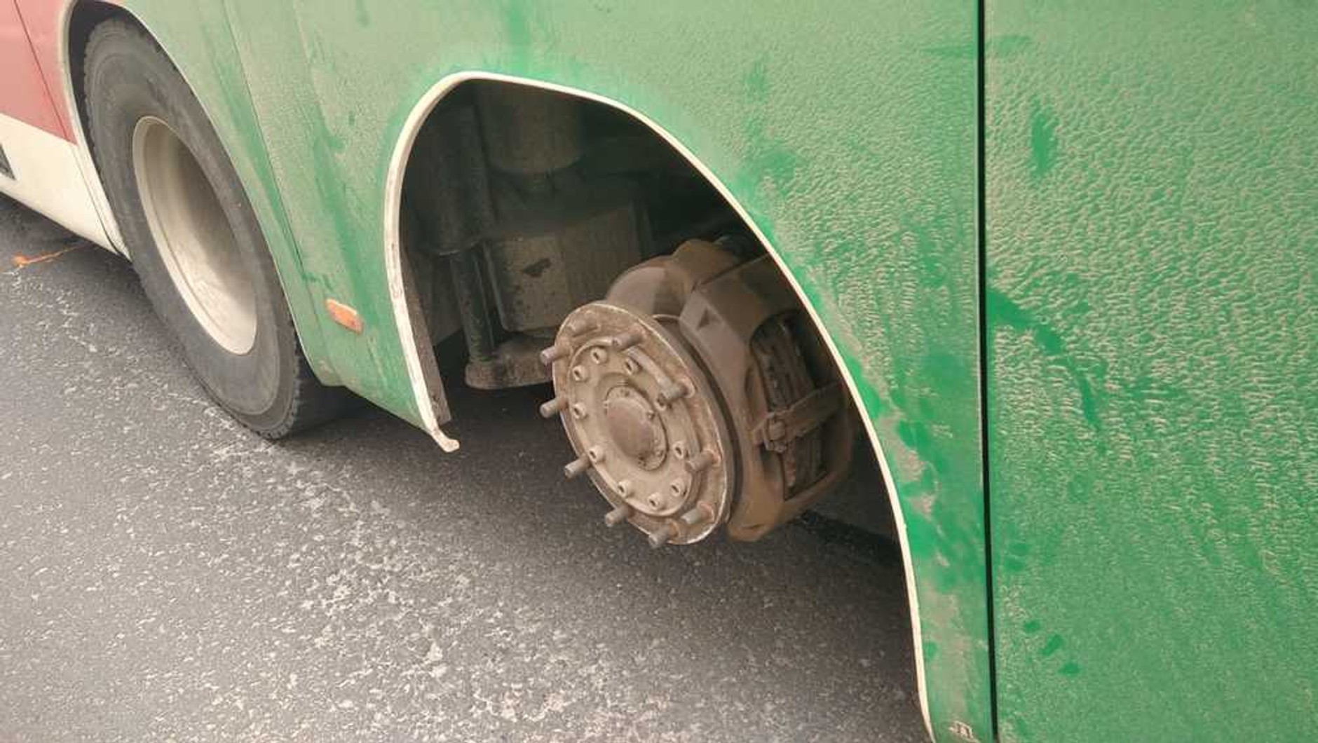 Jechał autobusem bez koła