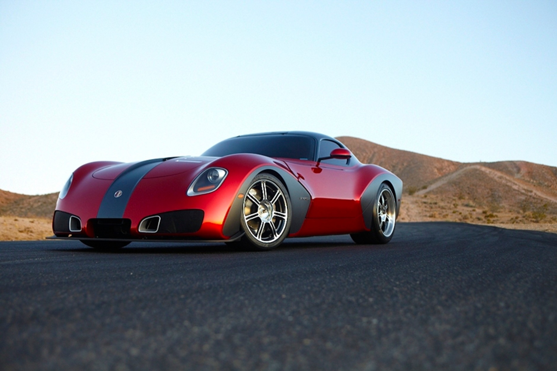 Kim jest ta kobieta? I co to za auto?