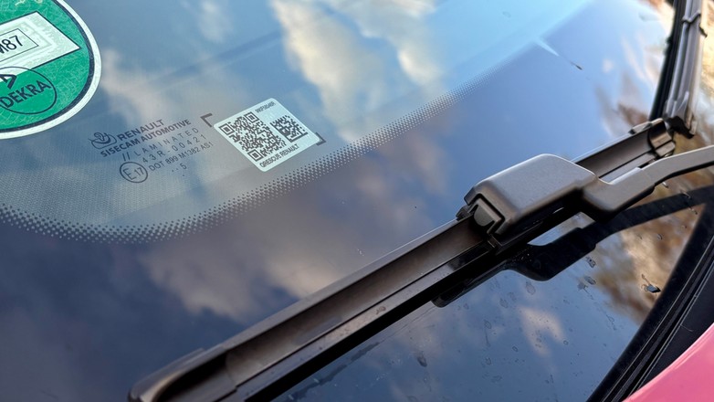 Kod QR na szybie samochodu