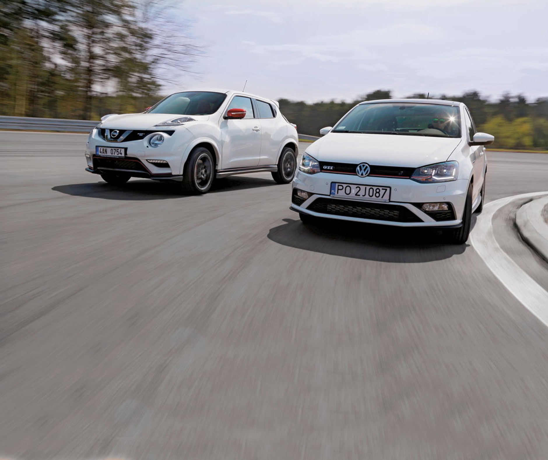 Niby są inne, a jednak... - Nissan Juke Nismo RS kontra VW Polo GTI