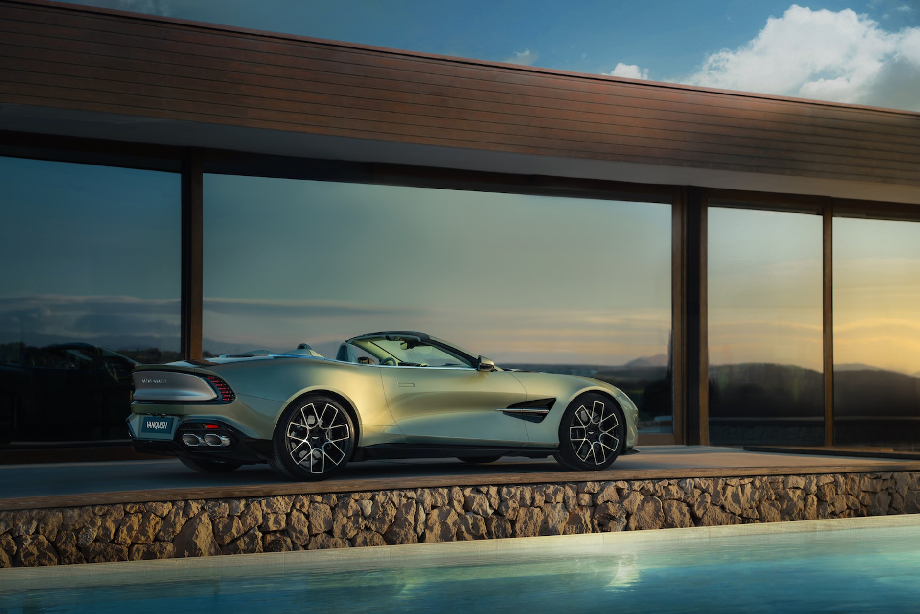 Aston Martin Vanquish Volante 2025