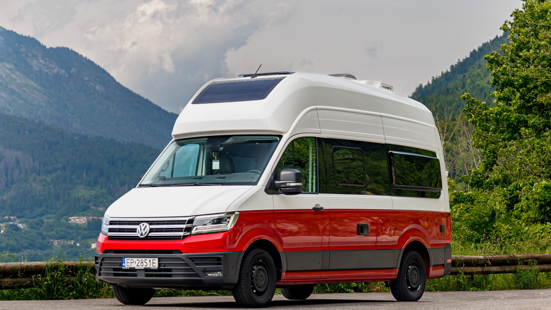 Volkswagen Grand California jest dużym kamperem, który występuje w wersji na prawo jazdy kat. B, a w cięższych wersjach na kat. C
