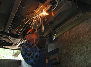 Auto spłonęło, bo spawacz był leniwy. Nagranie z warsztatu