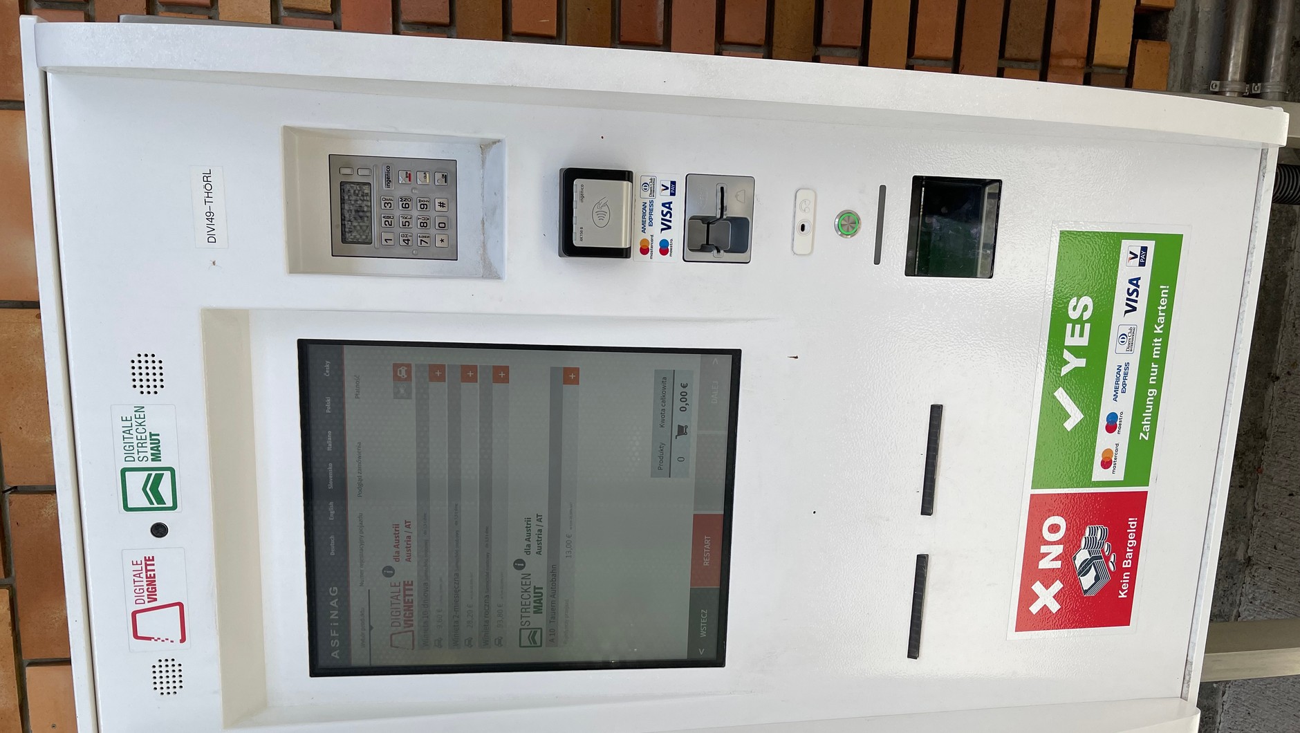 Winietomat na parkingu tuż po przekroczeniu granicy austriackiej ma polskie menu i pozwala kupić elektroniczną winietę (10-dniową, dwumiesięczną, roczną). Płatność tylko kartą