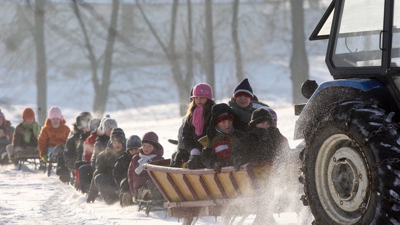 Kulig, nawet za traktorem i po polnej drodze, grozi mandatem