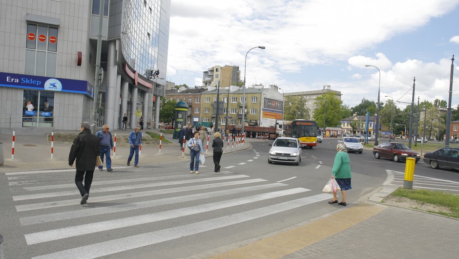 Przejście dla pieszych na ruchliwym skrzyżowaniu