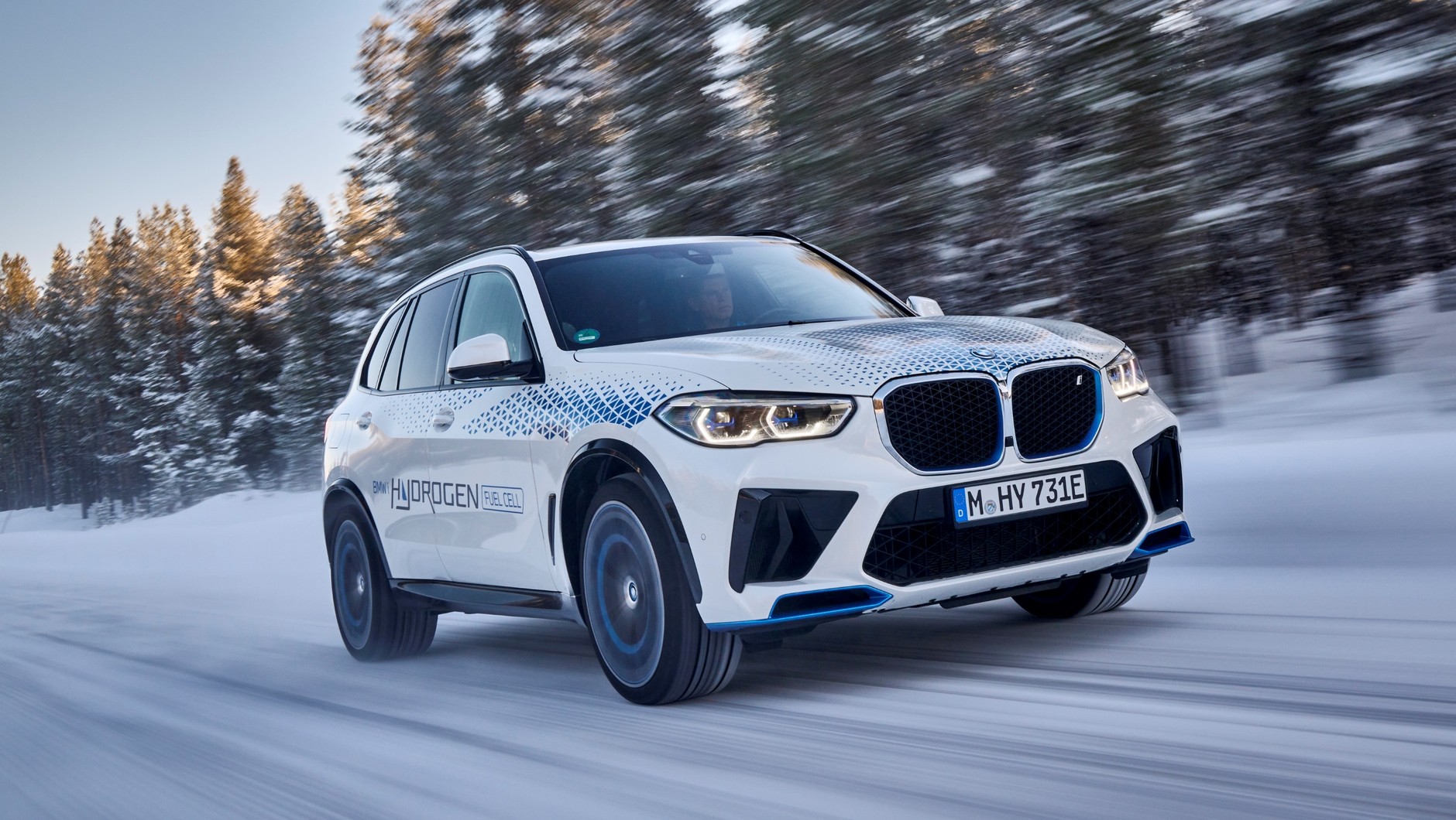 BMW iX5 Hydrogen podczas ostatnich testów przedprodukcyjnych