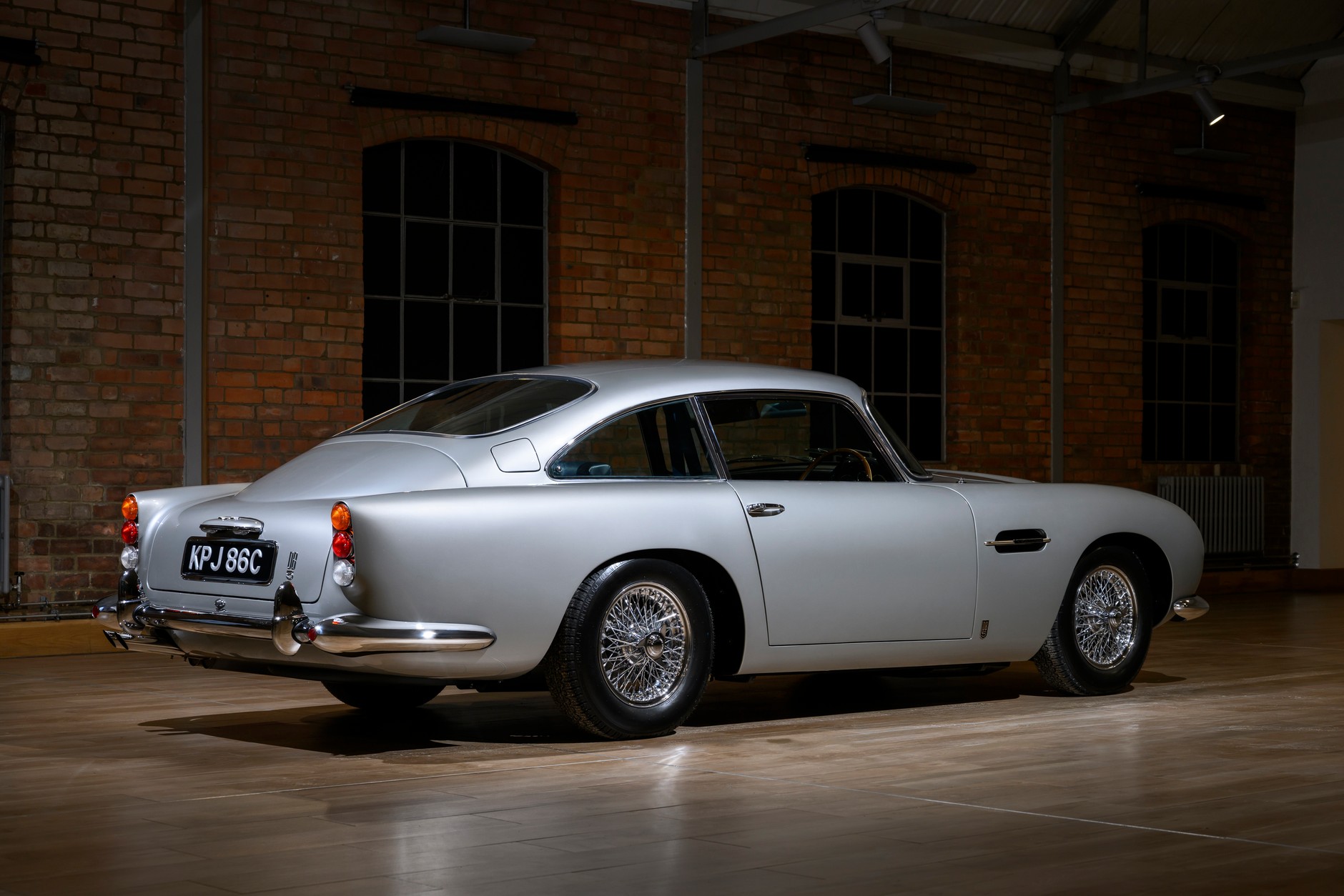 Aston Martin DB5 Vantage z 1965 r. wyremontowany po 45-letnim postoju na dworze