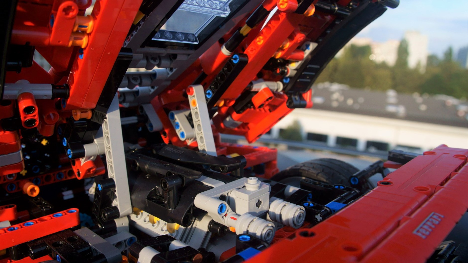 Ferrari Daytona SP3 w skali 1:8 z klocków LEGO