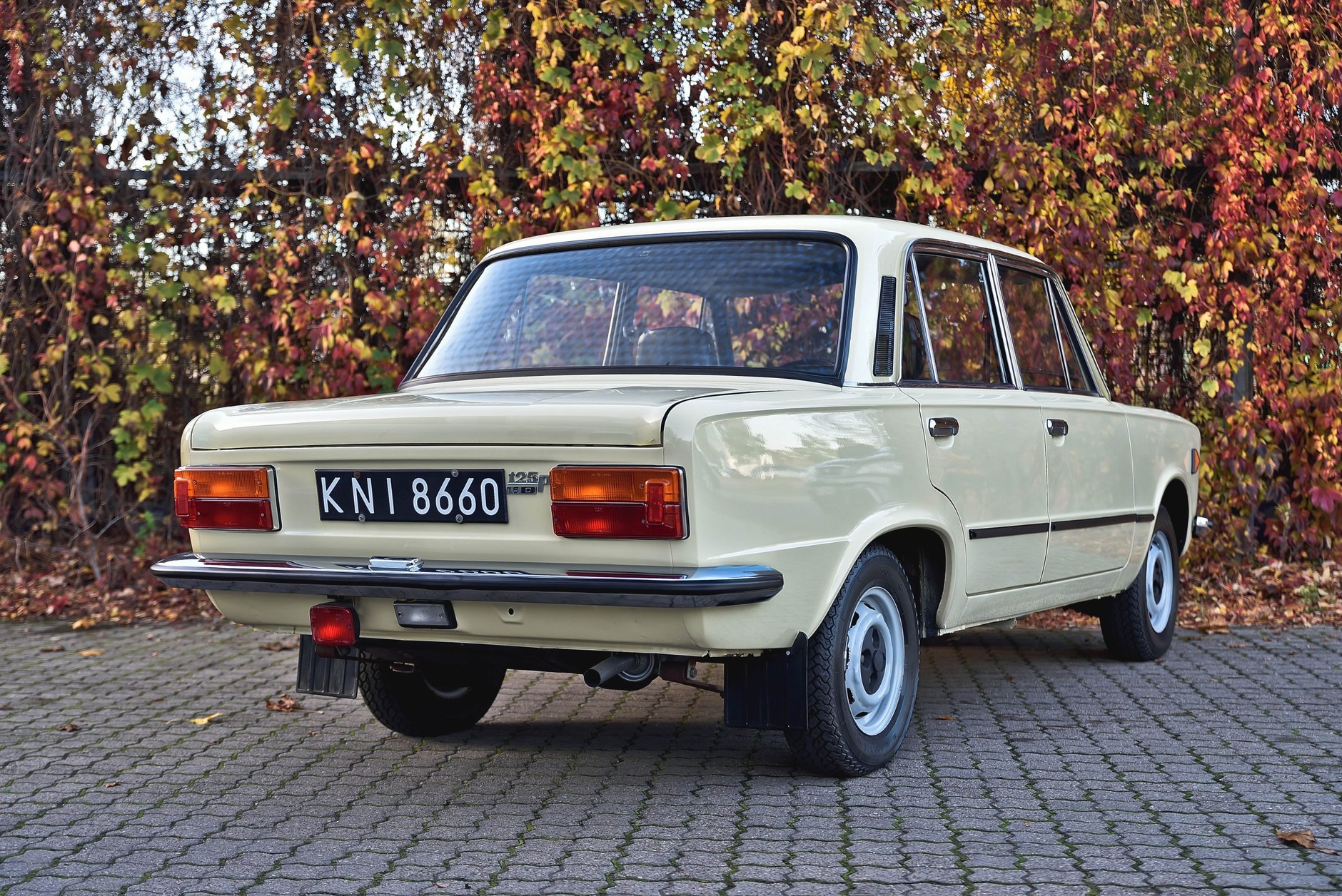 Ten Duży Fiat jest nowy, choć ma 35 lat.  FSO 125p wystawiony na aukcji.