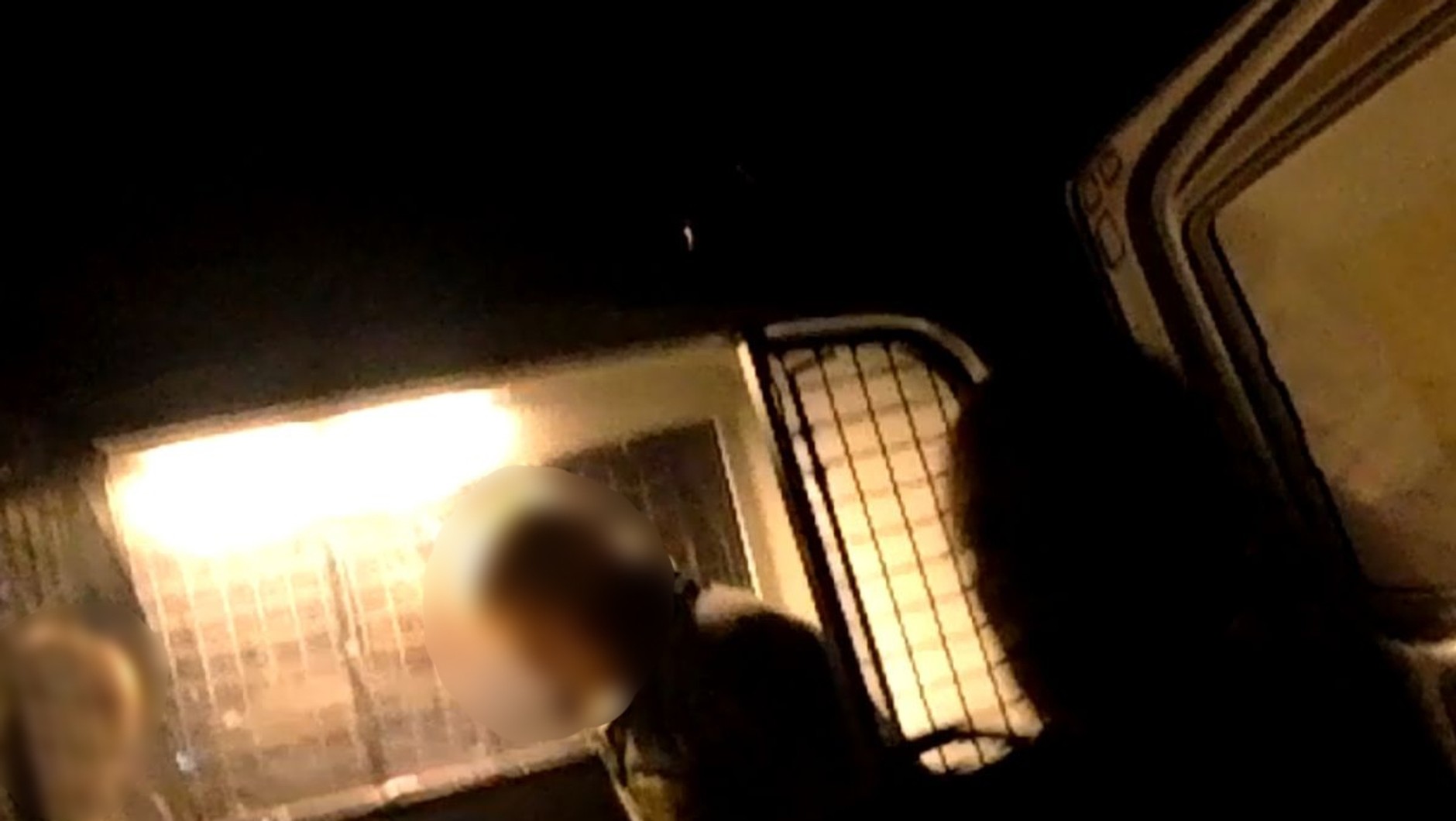 Policjanci zatrzymali mężczyzn próbujących ukraść z Audi A4 katalizator
