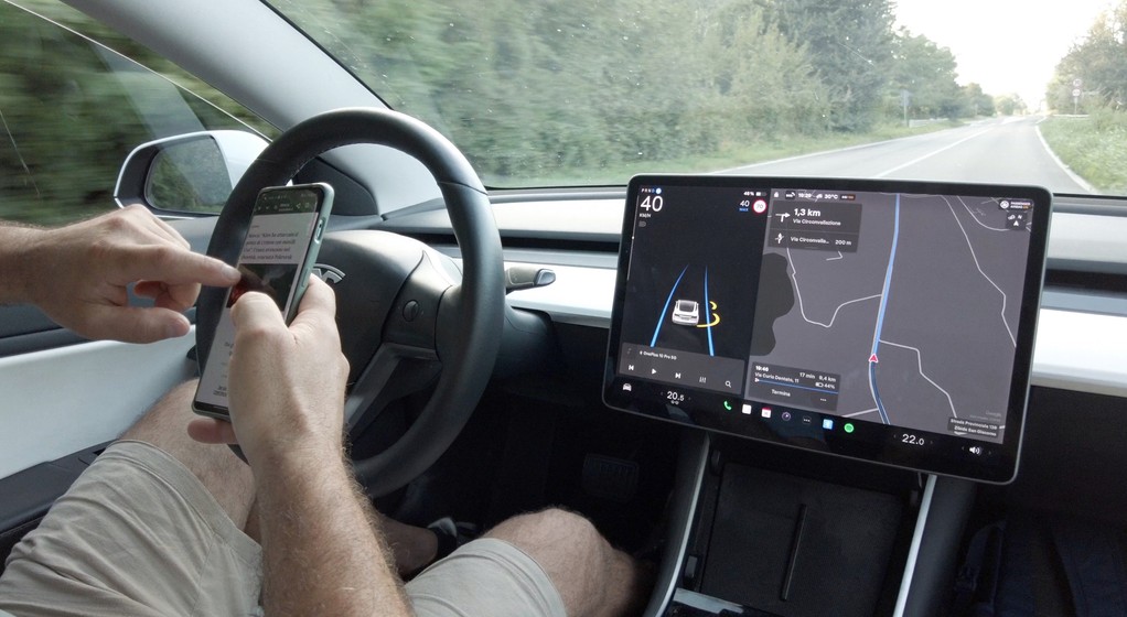Autopilot Tesli (funkcja FSD) szybko usypia czujność kierowcy, a wielu popycha do łamania przepisów – ponieważ z punktu widzenia prawa to nadal nie jest jazda autonomiczna, to kierowca pozostaje kierowcą, więc np. nie wolno mu korzystać z komórki podczas jazdy, nawet jeśli nie musi trzymać kierownicy. 