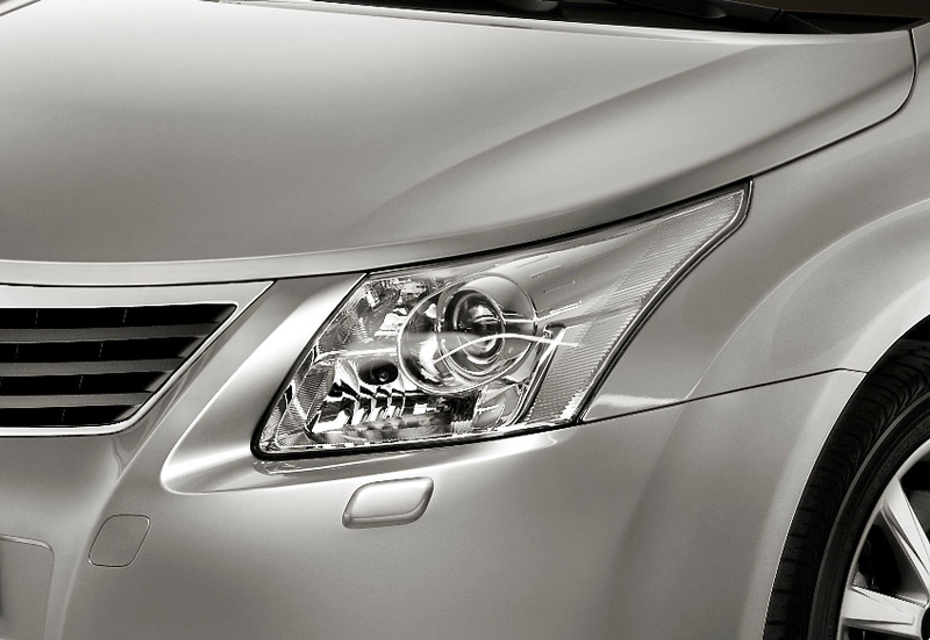 Paryż 2008: Toyota Avensis - nowe zdjęcia sedana i kombi