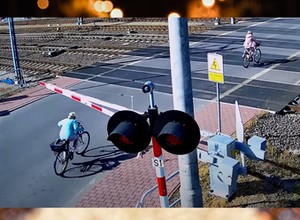 Myślała, że zdąży przed opadającym szlabanem. Tego się nie spodziewała [Nagranie]