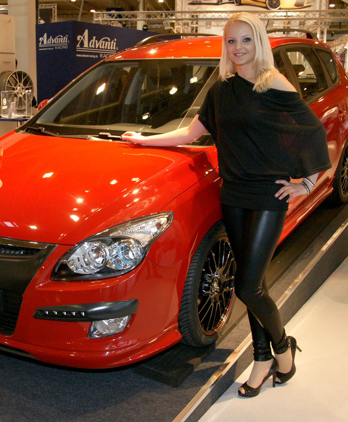 Essen Motor Show 2009: babes w niemieckim stylu (fotogaleria)