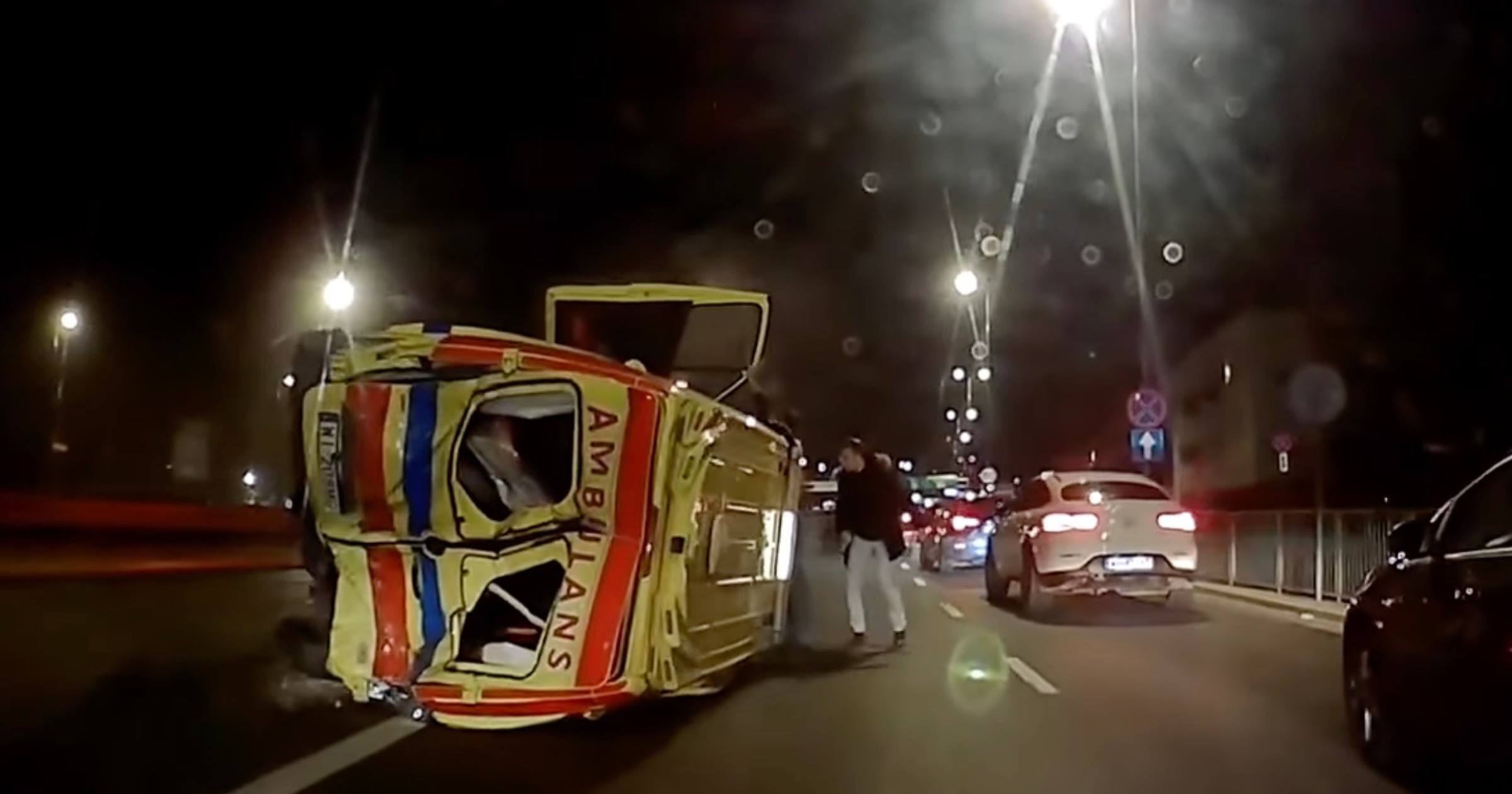 Pierwsze sekundy po wypadku: uciekające przed policją BMW staranowało karetkę