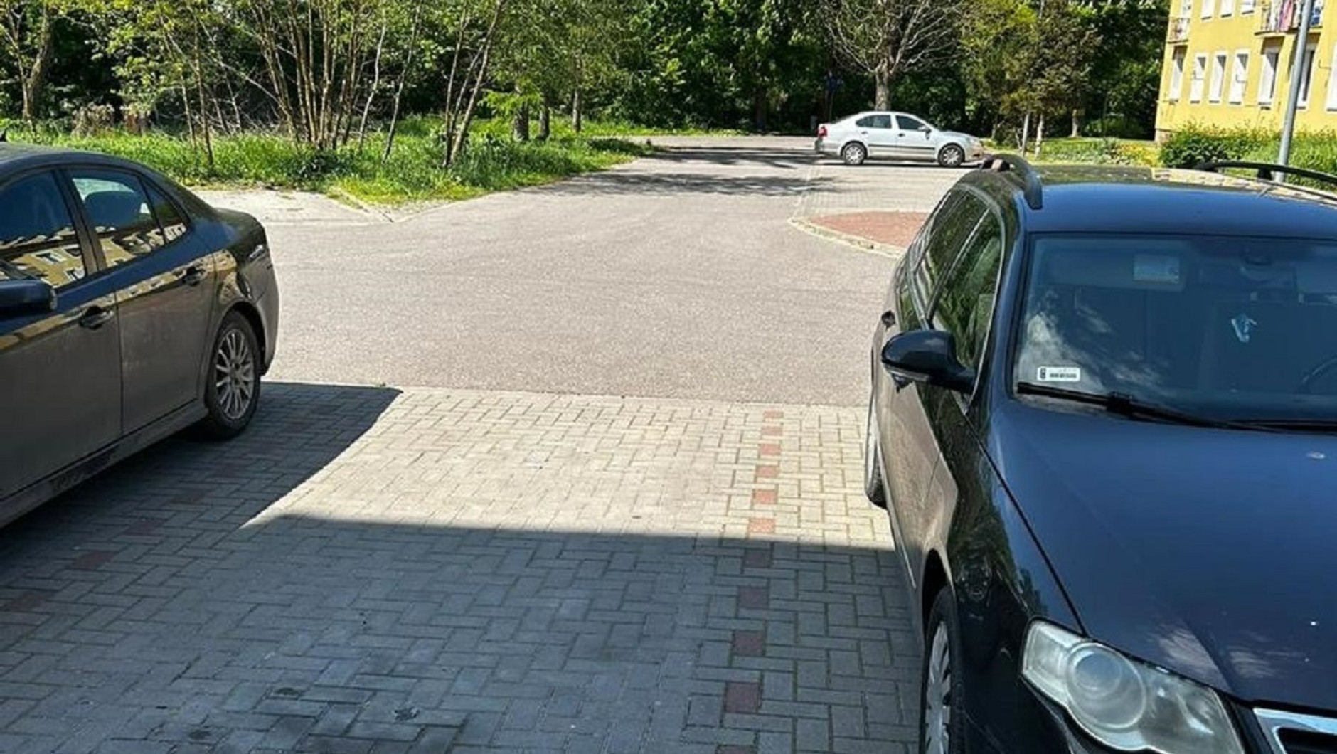Puste miejsce parkingowe, z którego wytoczyło się auto