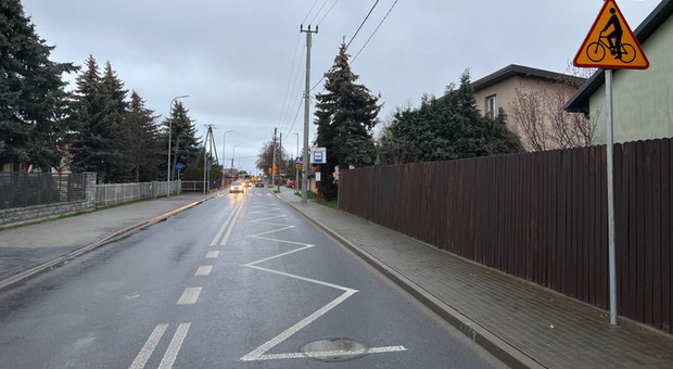Zygzak wymalowany na ulicy ma konkretne znaczenie. Zignorowanie go grozi mandatem