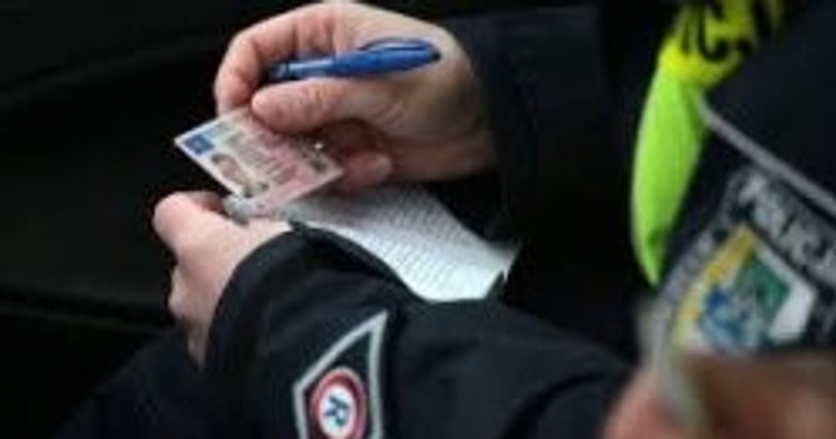 Policjanci zauważyli kierowcę Dacii. Limit został przekroczony