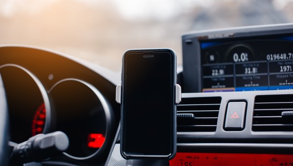 Telefon umieszczony w pobliży nawiewu zimnego powietrza zyskuje dodatkowe chłodzenie – latem to ważne 
