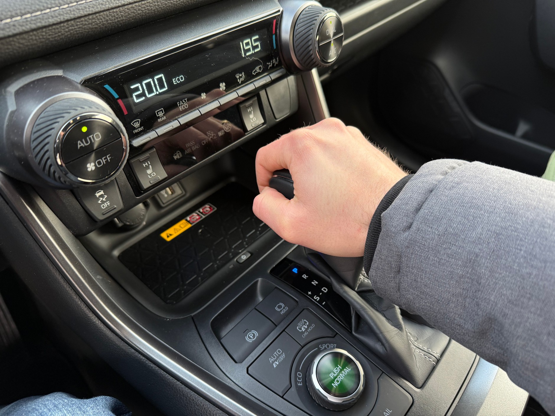 Toyota RAV4 Plug Hybrid: klasyczny duży lewarek... możesz poczuć się jak w prawdziwym, "męskim" samochodzie