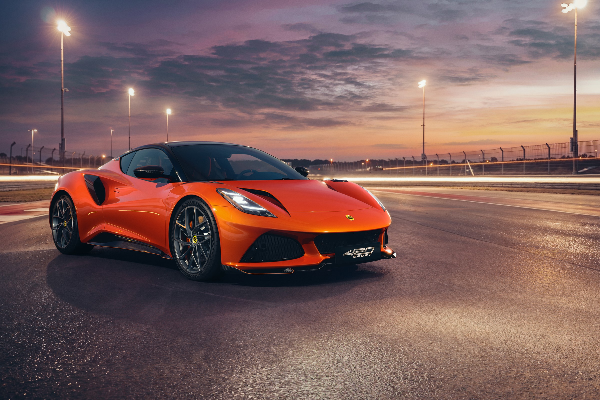 Lotus Emira 420 Sport. Debiutuje najmocniejsza i najlżejsza Emira w historii