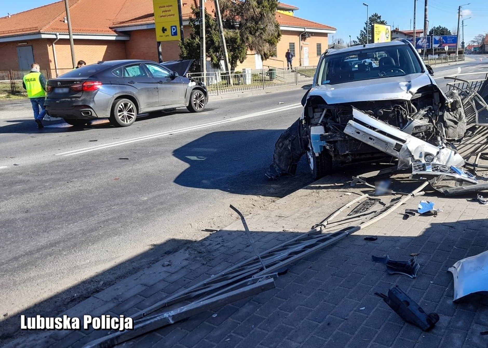 Kierowca skradzionego BMW X6 uciekając przed policją złamał przepisy ruchu drogowego i doprowadził do stłuczki