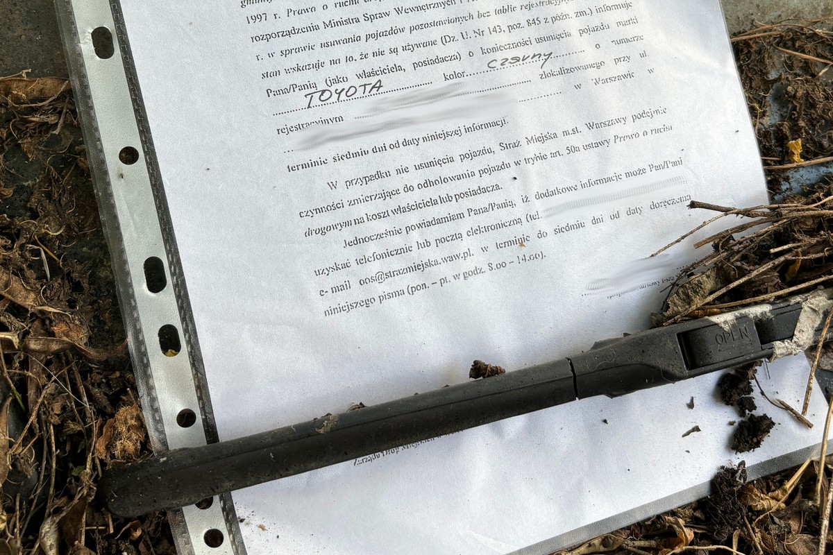 Kartka za wycieraczką pozostawionego samochodu. Po tygodniu zniknął z ulicy