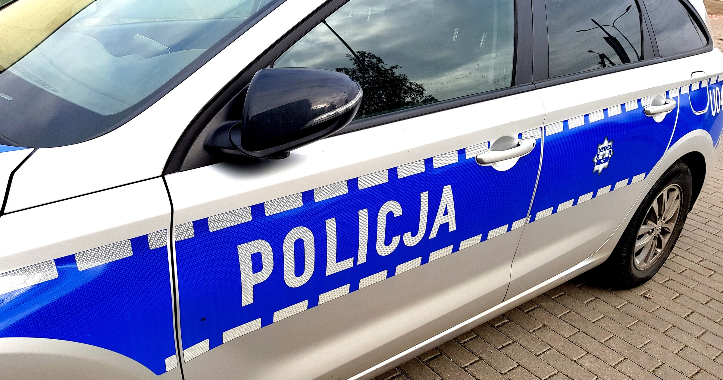 Mężczyzna uciekł po uszkodzeniu cudzego samochodu i musi zapłacić mandat w wysokości kilku tys. zł