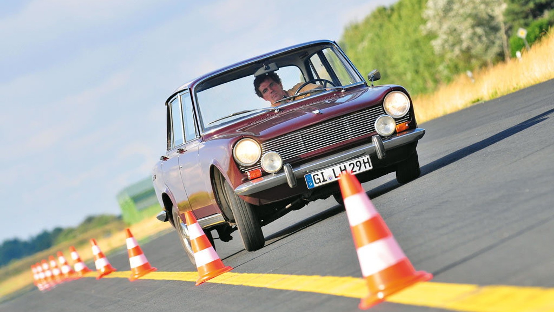 Jak wygląda francuska sportowa limuzyna? Tak jak Simca 1500, która przypomina trochę samochody włoskich designerów