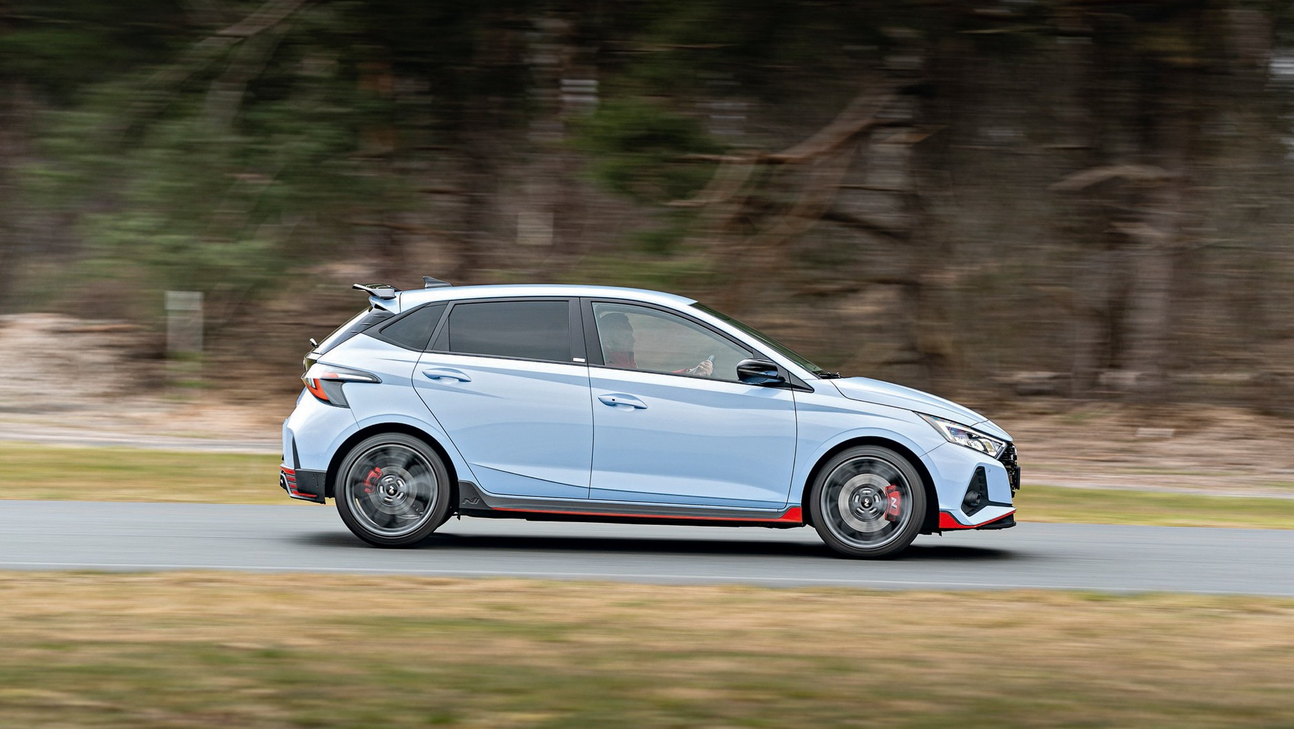 Hyundai i20 N (III, 2022) - Ford, znany ze świetnego zestrojenia układów jezdnych swoich samochodów, został pokonany na swoim flagowym polu: przez czterometrowego hatchbacka z Korei.