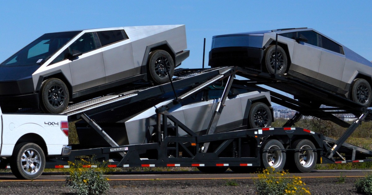 Tesle Cybertruck w transporcie (marzec 2024 r.; Phoenix w stanie Arizona; USA)
