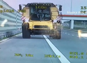 Kombajnem zbożowym po autostradzie - interweniowała policja [Wideo]