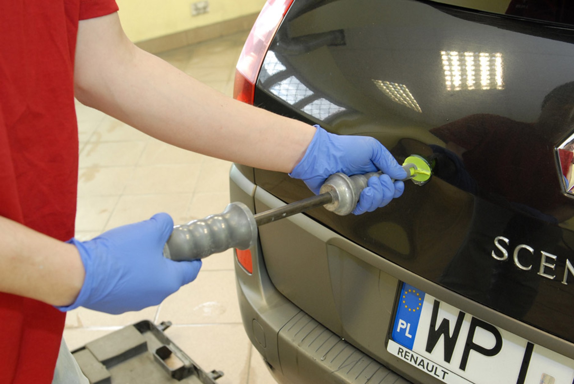 Jak usunąć wgniecenia z karoserii?