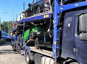 Laweta z nowymi samochodami zatrzymana przez policję we Wrocławiu