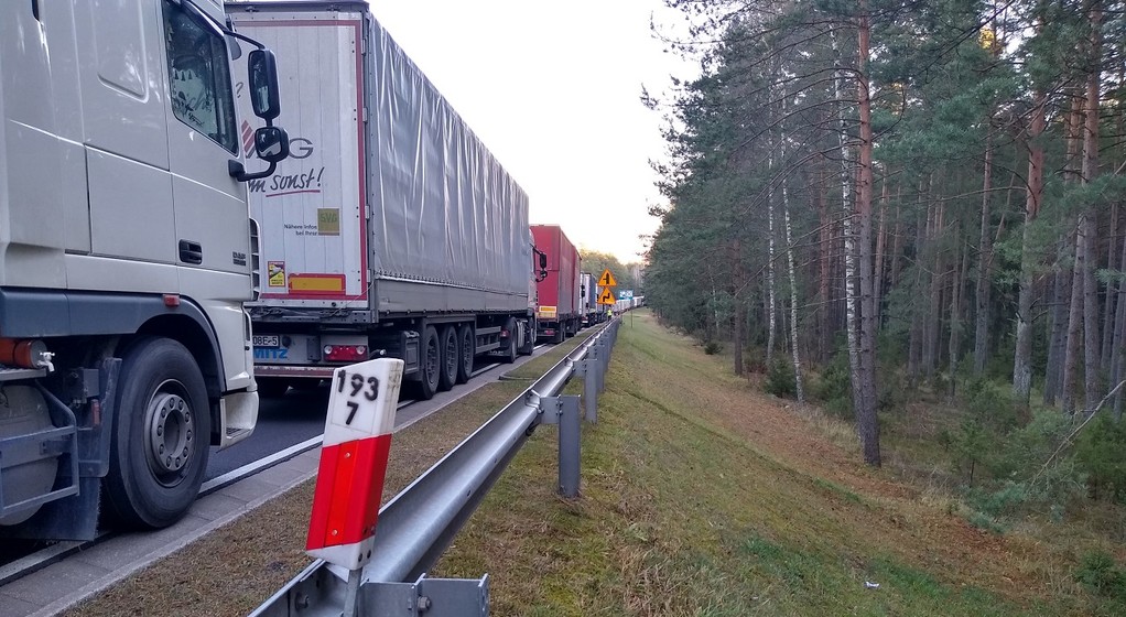 Kolejki TIR-ów na granicy polsko-białoruskiej